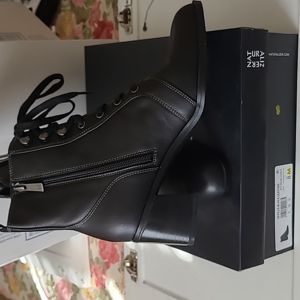 Black Naturalizer boots size 8